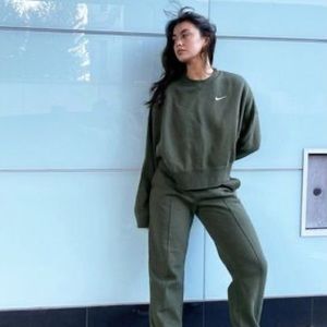 Nike Cropped Oversized Crewneck Sweatshirt Size LG